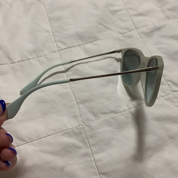 Ray Ban sun glasses — great condition - Picture 3 of 4